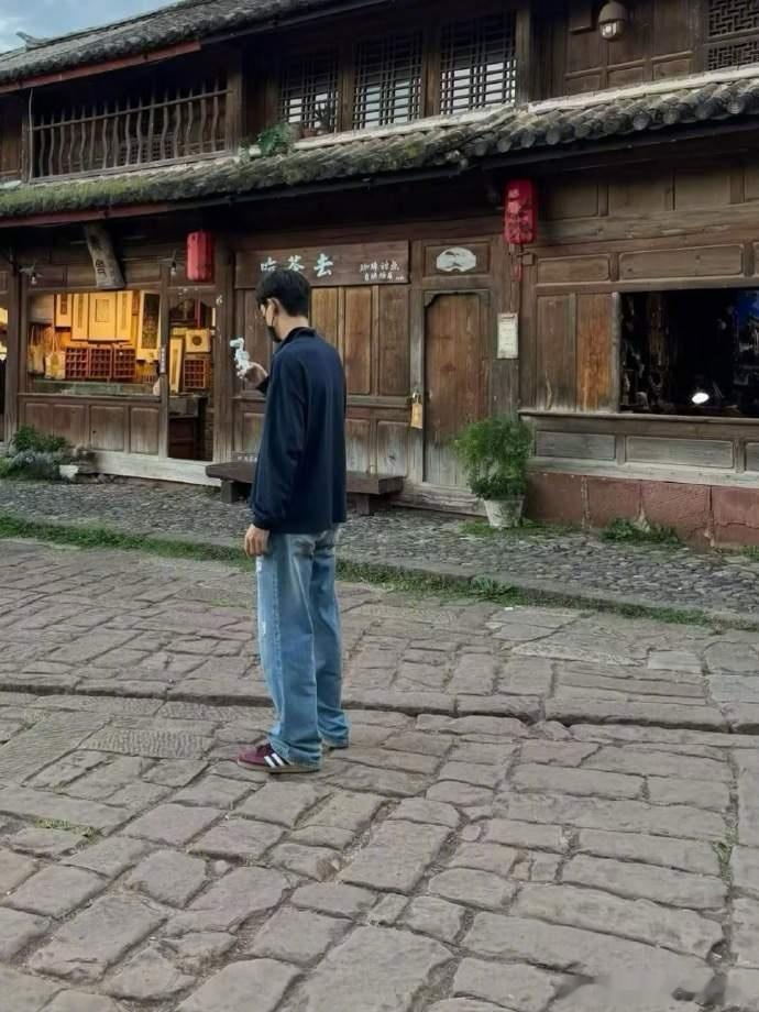李现现身沙溪古镇重回沙溪古镇！李现奔赴一场属于《去有风的地方》的温柔重逢有网友偶