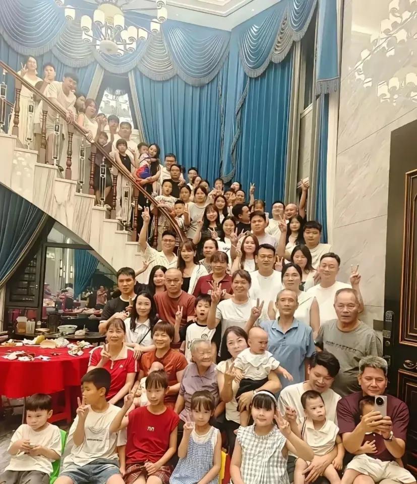 很多人会说，这家子真是人丁兴旺，我怎么感觉，那么多人站在楼梯上，生怕楼梯承受不了