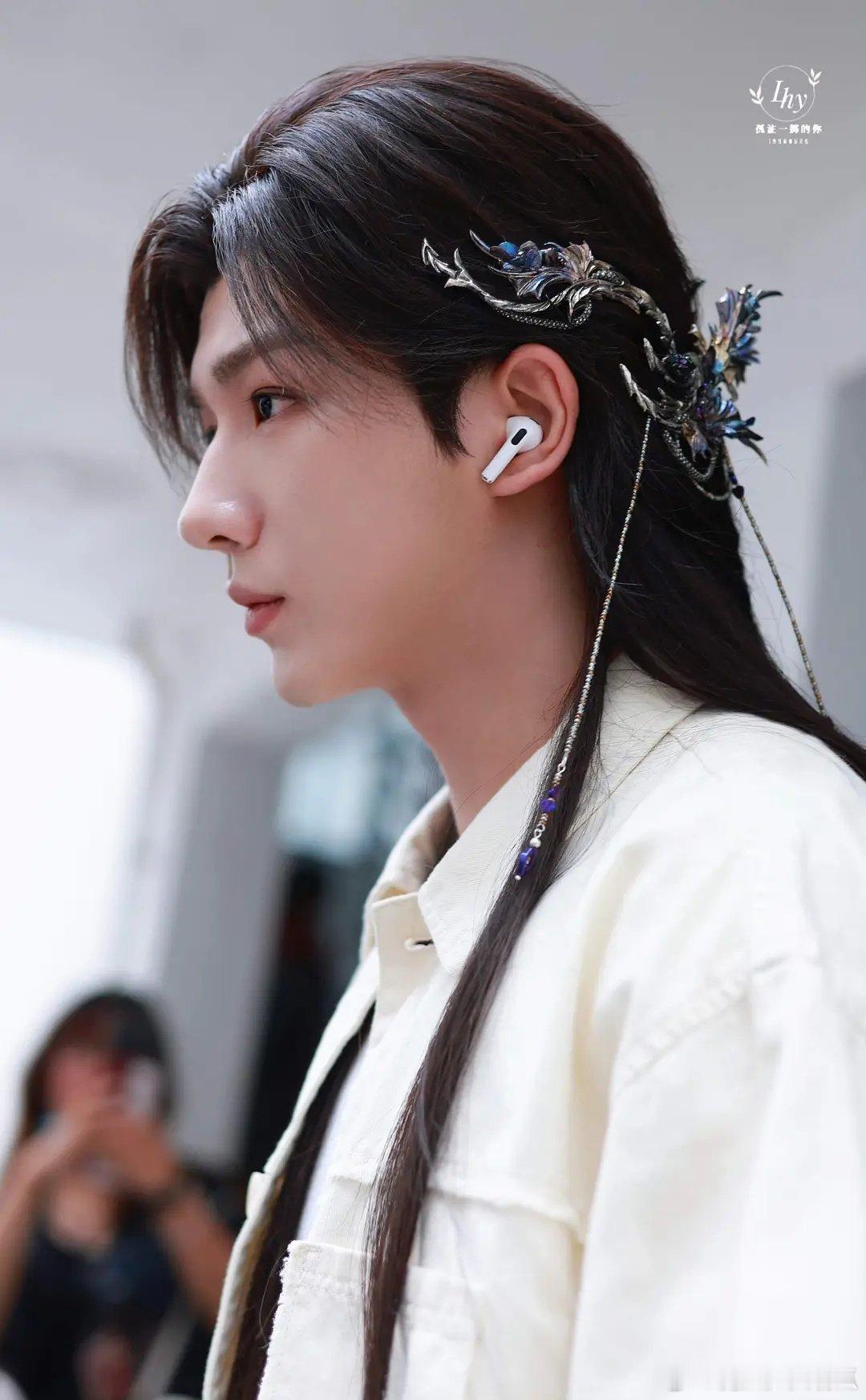 李宏毅这个古装真的还挺好看的，之前到底是谁说他古装不好看，撑不起衣服的 ​​​