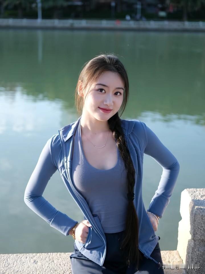 阳光下的甜美少女，湖畔的清新时光