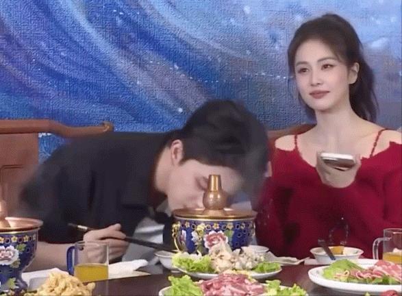 白鹿 菩提树下站猴都美 什么时候看到白鹿训猴的这个动图能不笑[笑cry] 