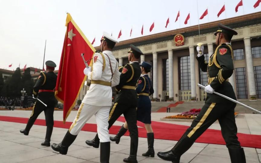 特朗普回国以后连续三天推发访华时的中国人民解放军三军仪仗队照片，可见他对此待遇是