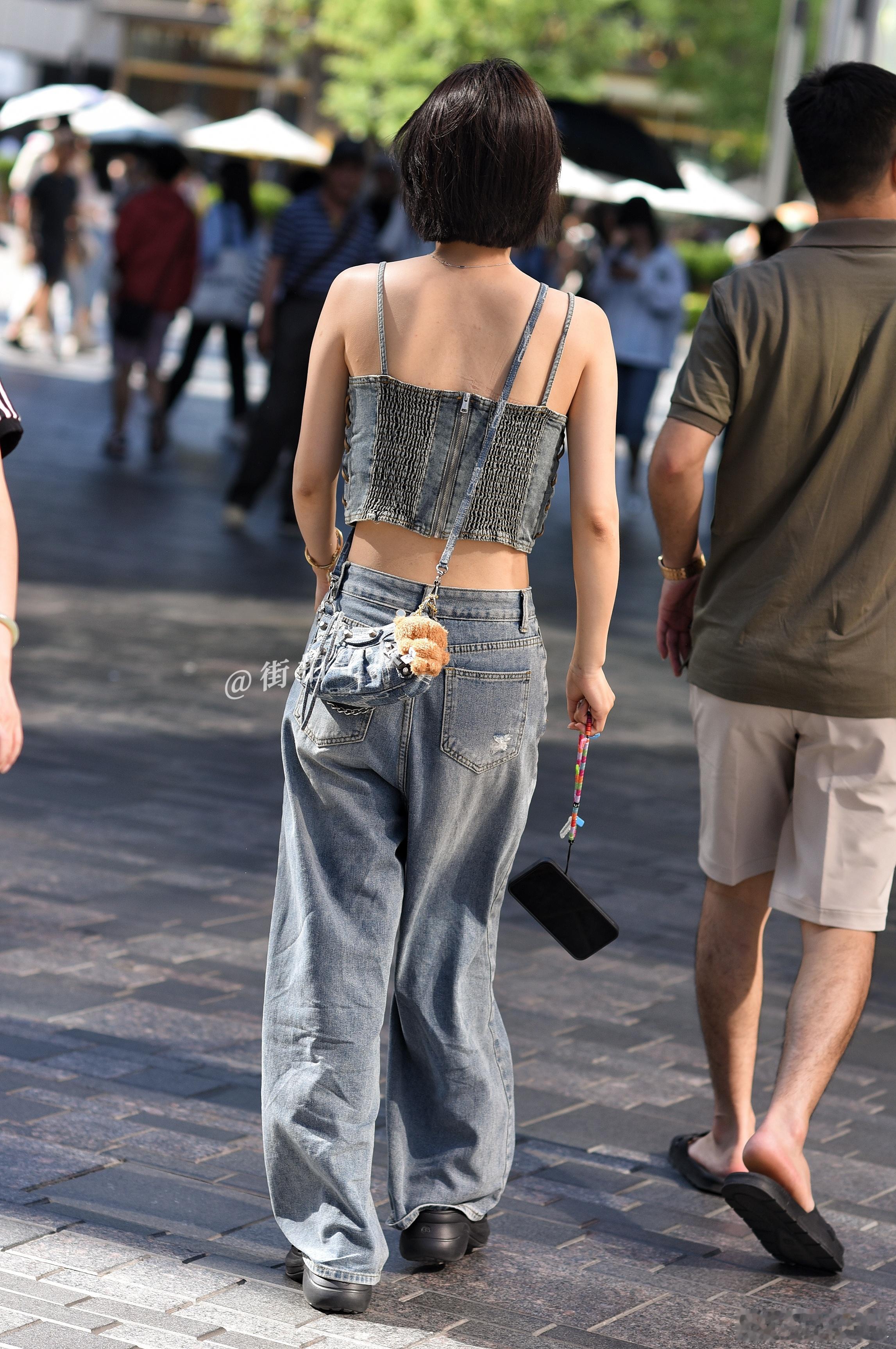 复古的背心牛仔裤 