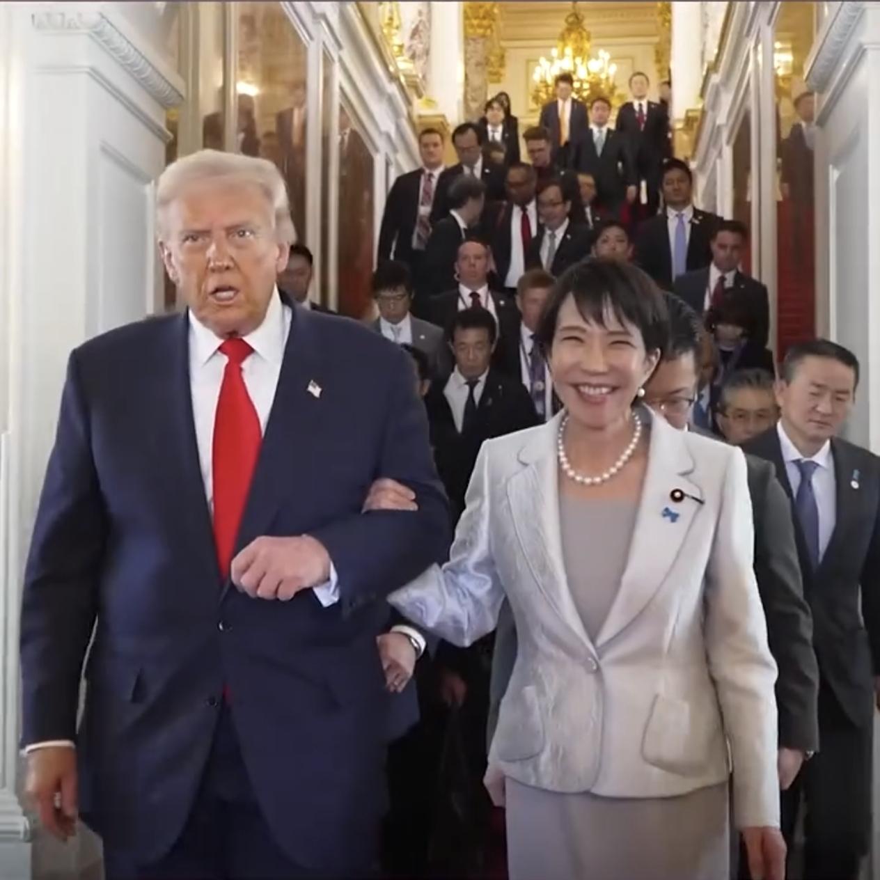 高市早苗上台“三把火”，全部烧到外交上面了。
上台之初没等到东大的贺词，转身挽手