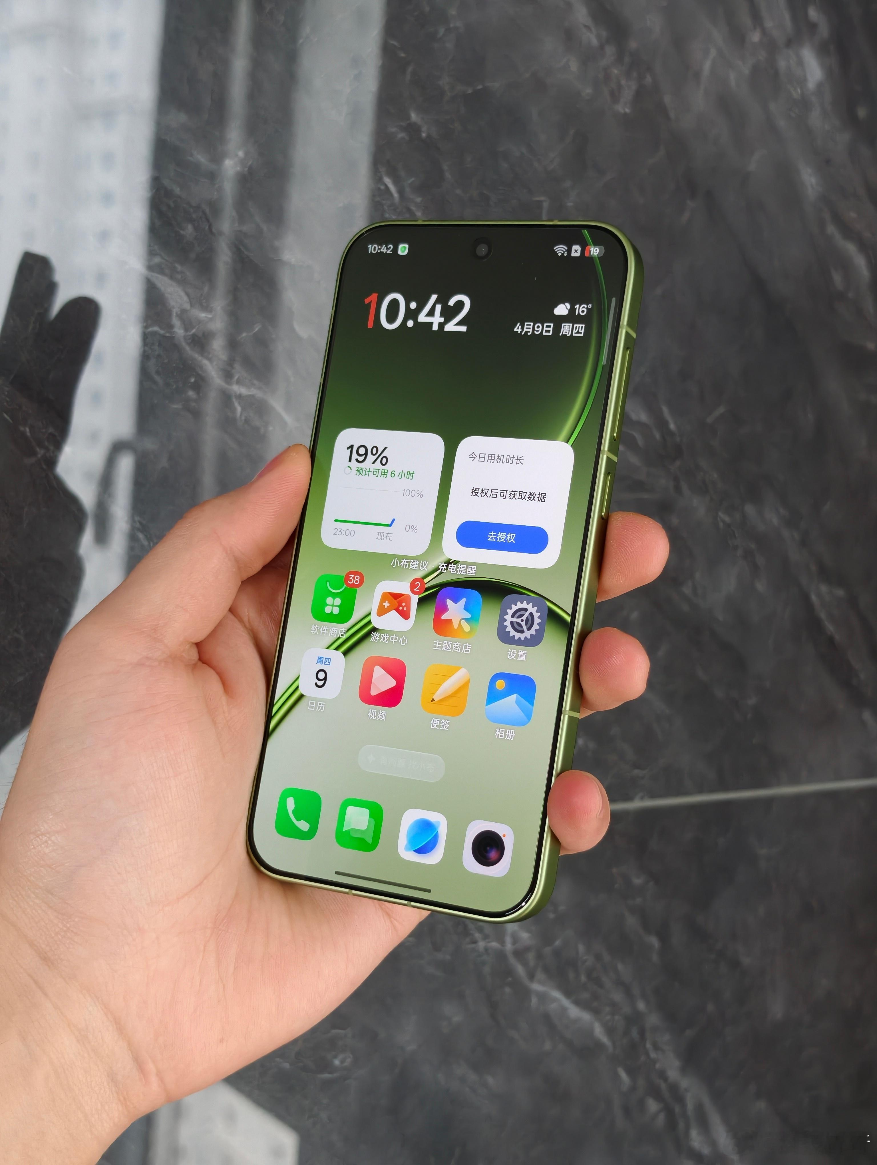 看到一加15T这个配色，你会想到什么？我的第一感受就是各种抹茶类元素，它的名字的