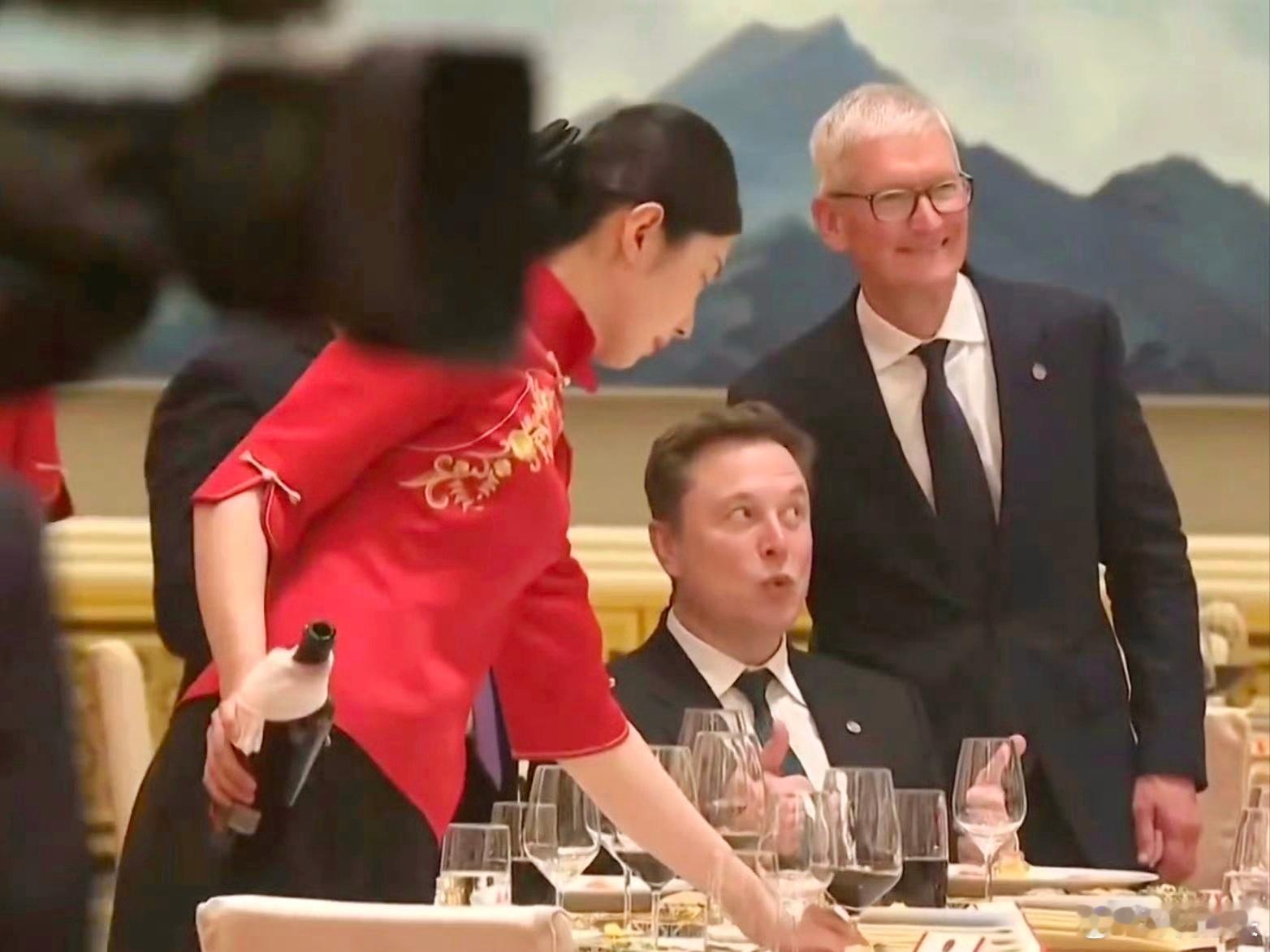 ——老马呀，我只跟你一个人说，这次再来中国我非常激动，为表达情意，我准备给iPh