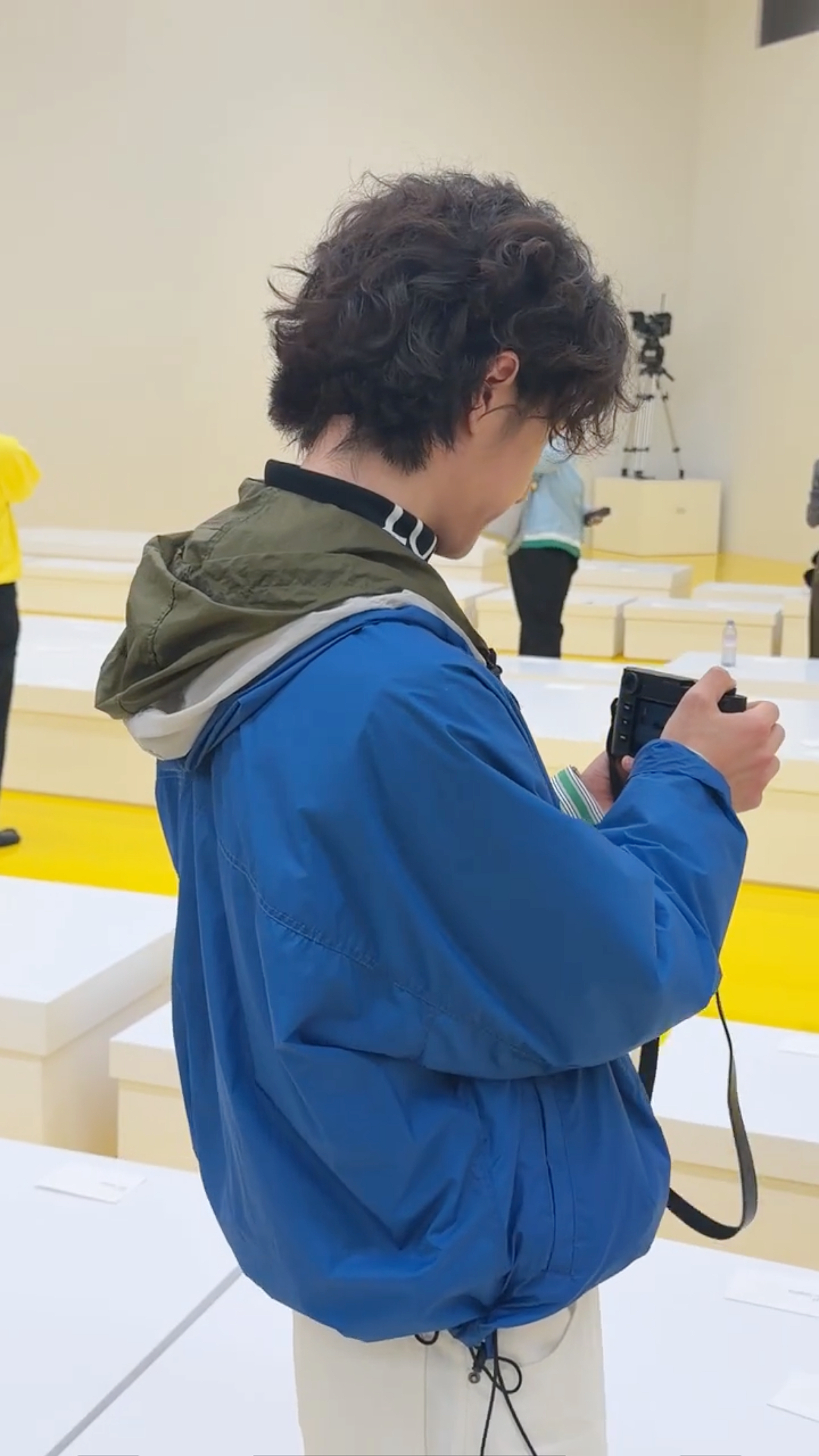 后脑勺好搞笑 满头唯一还在直的两撮毛毛 