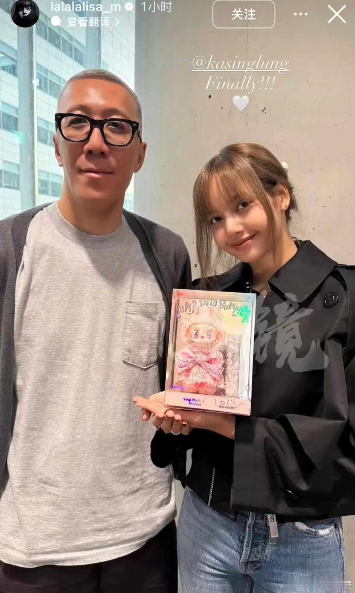 Lisa晒和Labubu之父合照 9月4日，Lisa晒出自己与“Labubu之父