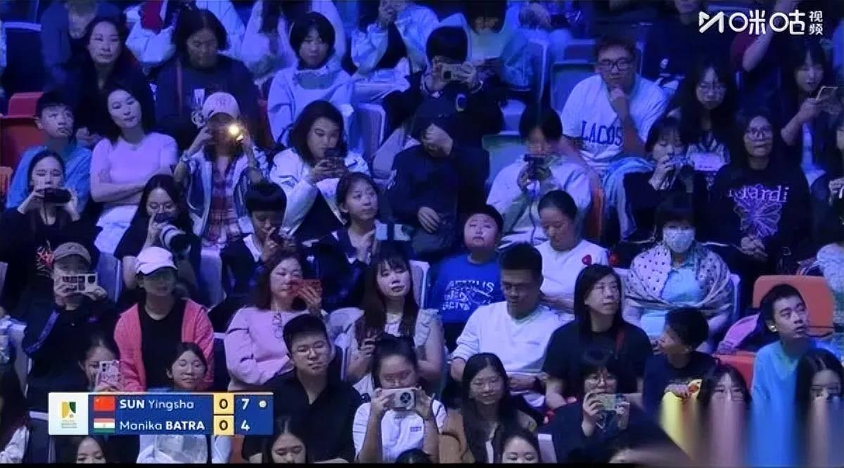 现场闪灯的人有个共性

摘了口罩可能更刺眼？

观赛时总有人开闪光灯，而且这些人