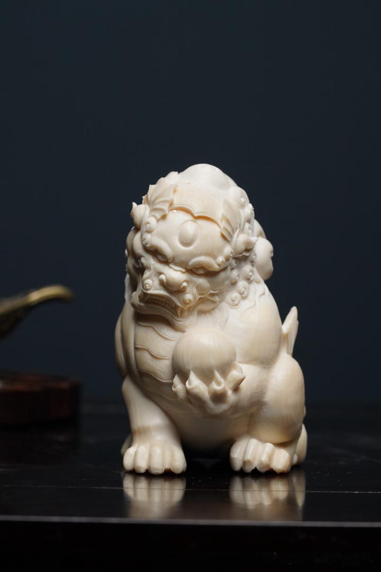 案头小品里，貔貅一直是很受欢迎的题材。

这件猛犸雕刻的招财貔貅，身形敦实饱满，