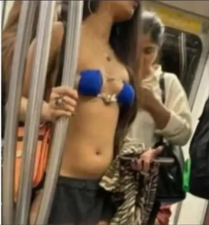 “抢眼！”印度19岁女孩在地铁，穿着大胆，有许多人怀疑，难道是印度妇女解放了！还