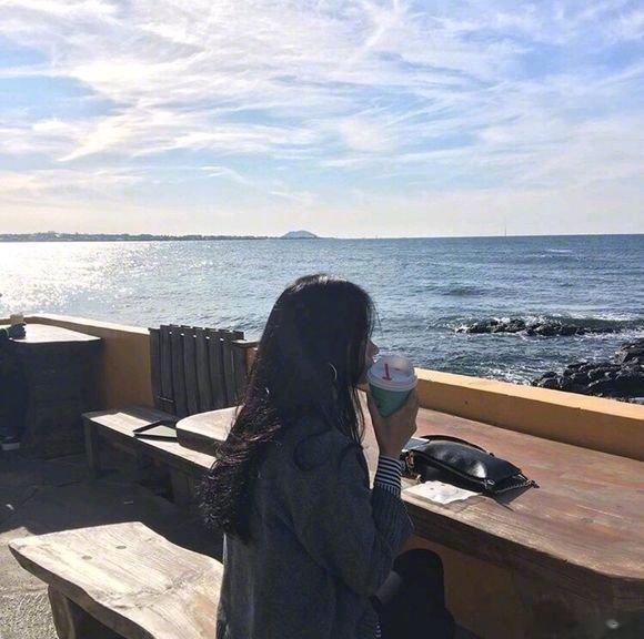 岁月磨平了我的棱角 用现在的话说就是 我被生活盘了 ​​​