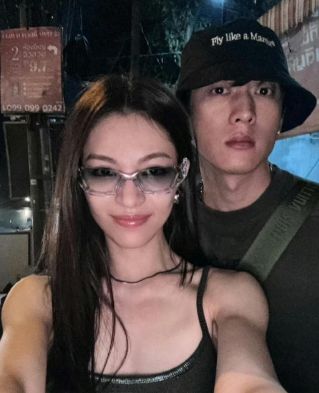 钟楚曦被爆与侯雯元分手
俩人今年都没同框过，这也太正常了，钟楚曦进圈之后谈了好几