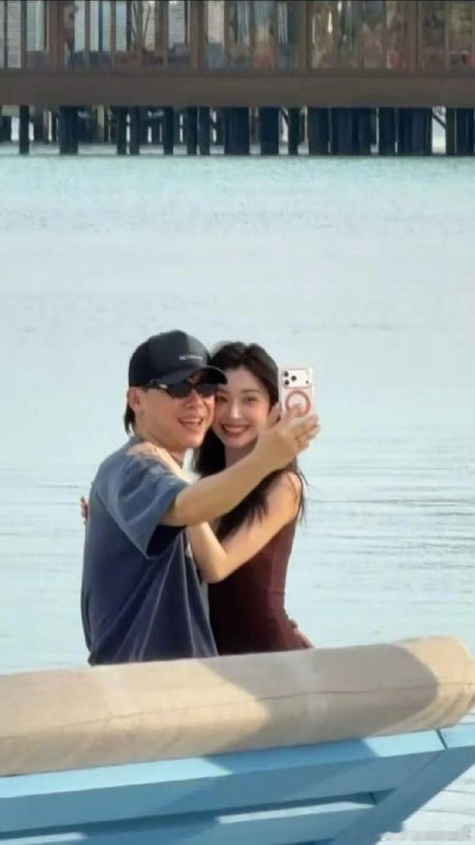 从被催到被羡慕，有经验的他在节目里，每个反应都藏着幸福味。 