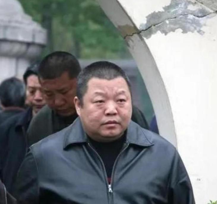 2018年，病床上的臧天朔硬是把两千万身家和满手的金货全交给了医院，外界传他豪掷