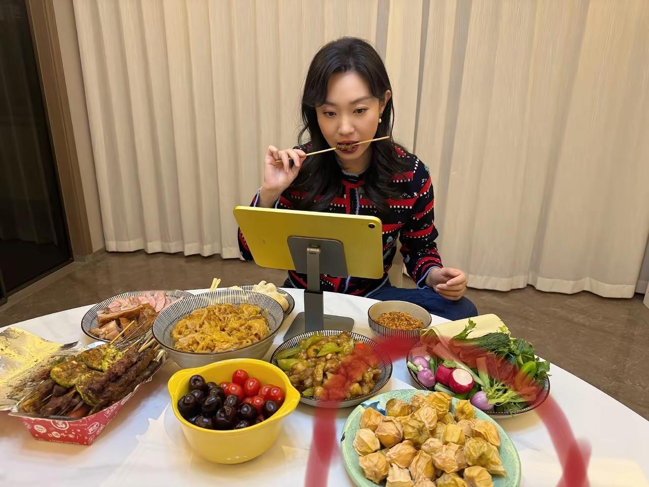 这位明星真会吃，这么多的菜