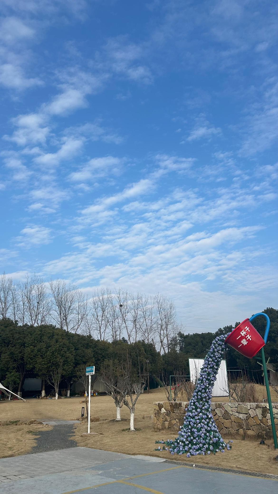 可以分享一张你拍的天空美照吗这是大年初一早上，推开窗户一看，天色晴朗，蓝天白云相