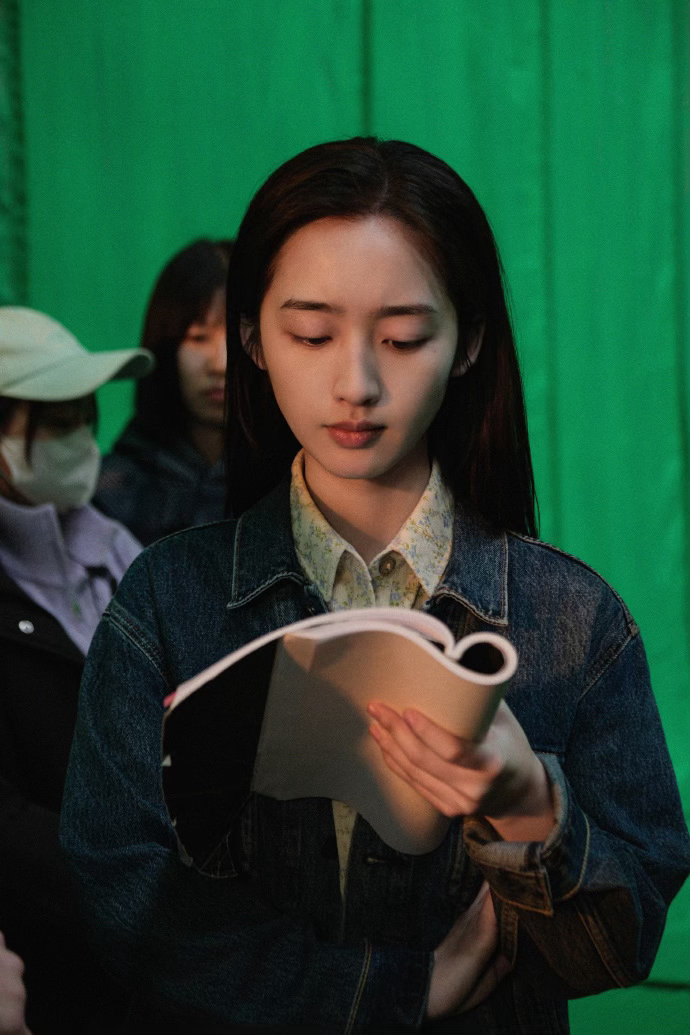 邓恩熙说拍方圆八百米的时候很纠结 后悔是肯定的，但已经没法回头了。邓恩熙说这句话