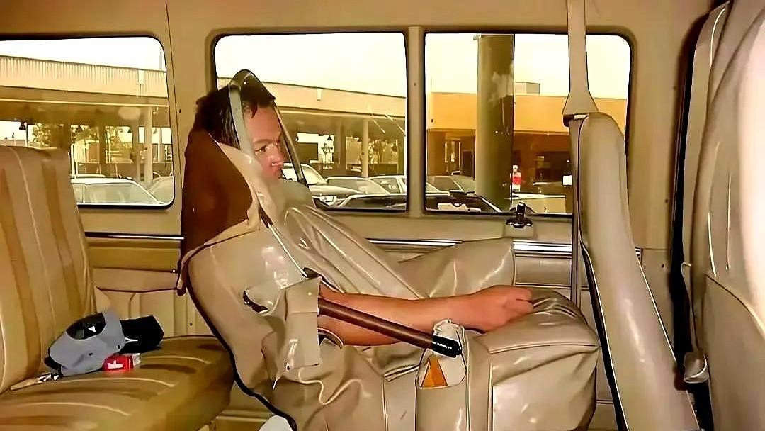 云南瑞丽口岸的监控画面最近在网上火了，一辆白色SUV被拦下例检，民警围车细看，手