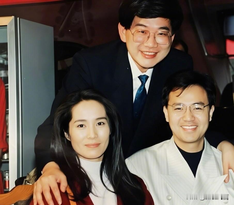 你能说出这三个人的名字吗？
据说这位女士是许知远的前女友。
这也是许知远唯一公开