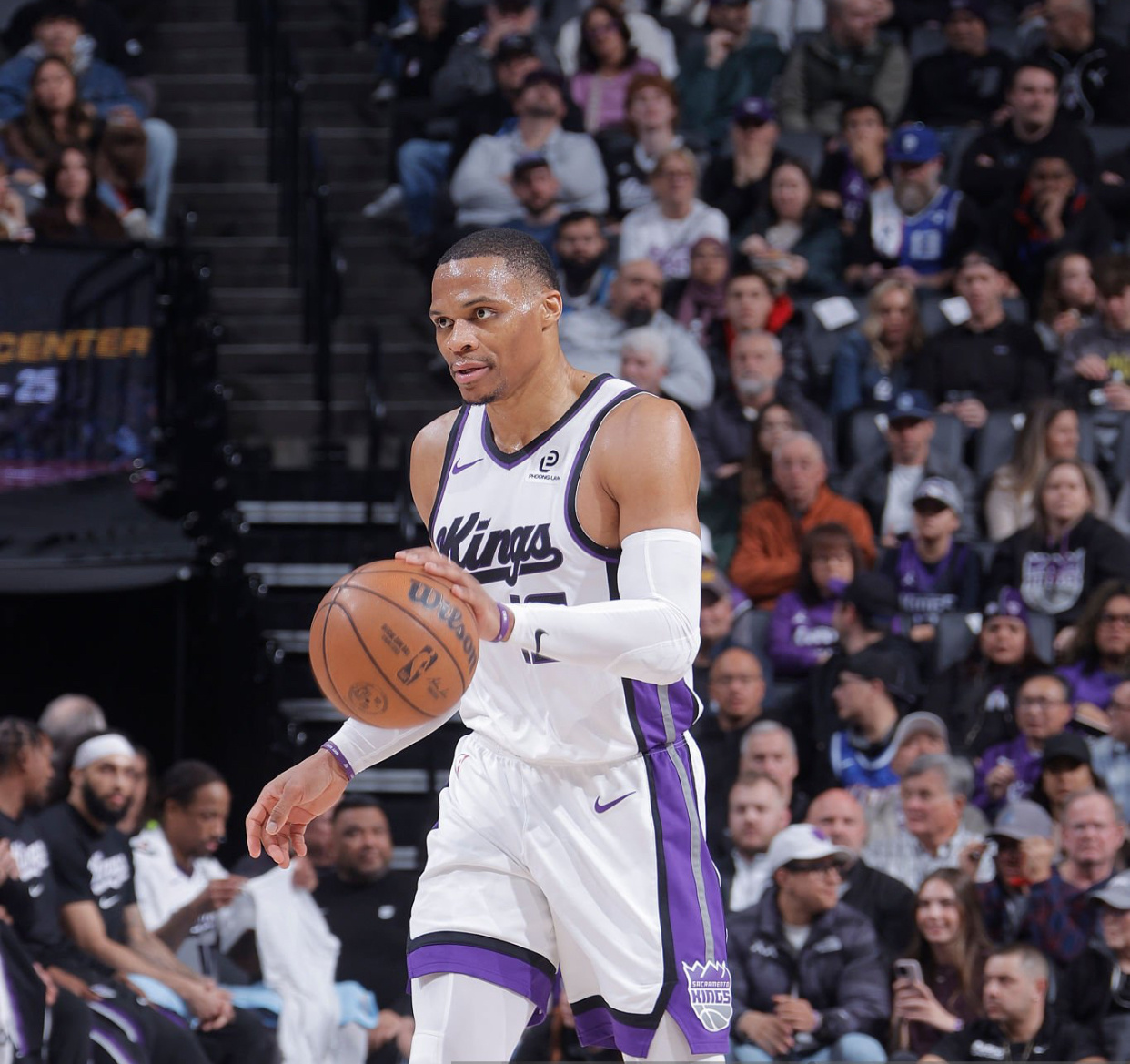 威斯布鲁克在国王本赛季39场比赛拿到250+篮板250+助攻，他成为国王队史单赛