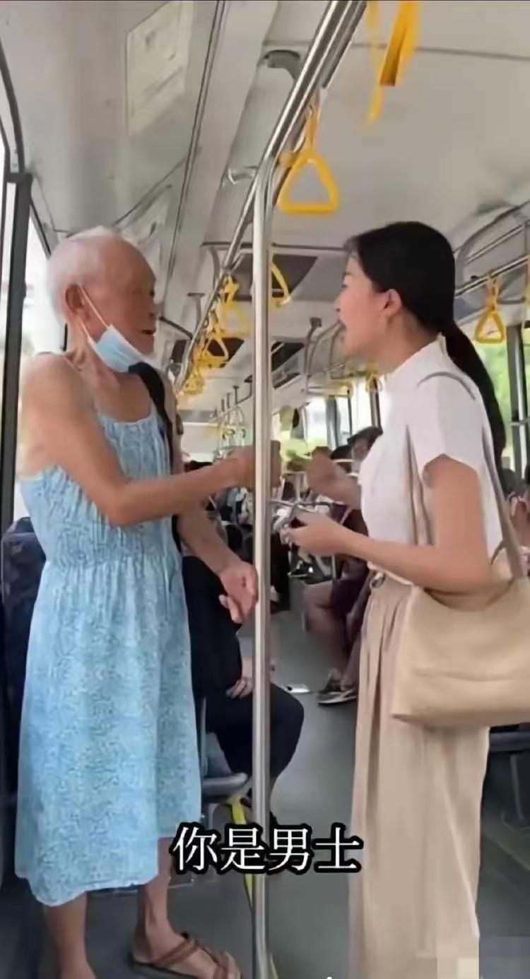 真是林子大了什么鸟都有。70岁大爷穿连衣裙坐公交被女子质问“不合适”，一句“怕热