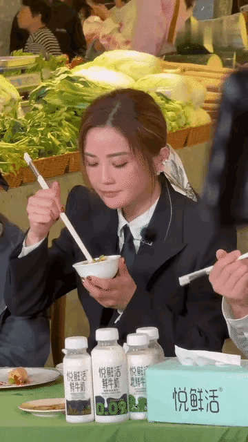 阿Sa这筷子拿的别扭，看着都着急，我小时候和阿Sa拿筷子方式一样，被我爸收拾了几