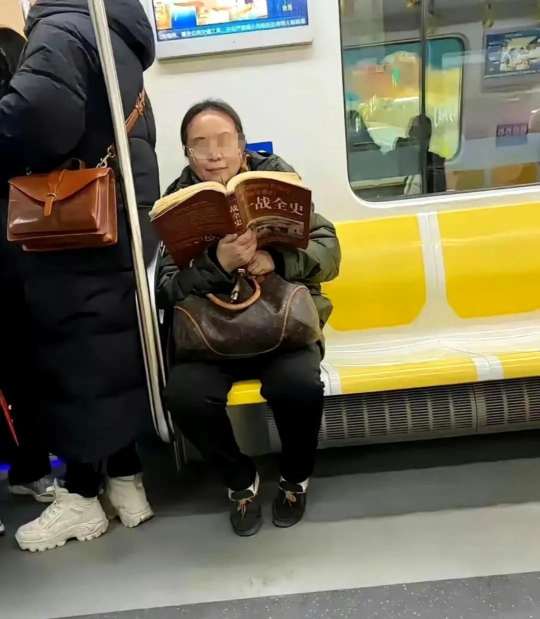 网友：大妈还是你大妈，永远是我们触碰不了的天花板。。。[捂脸]