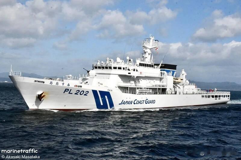 日本海上保安厅8艘主力舰涌入台湾海峡“避风”，中国海警全程贴身监控

据台湾“自