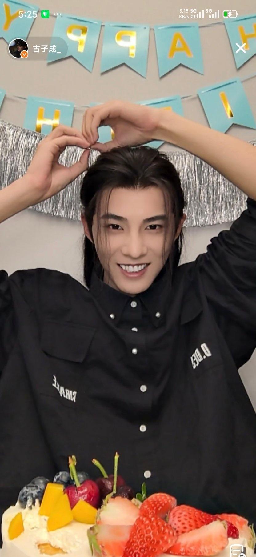 古子成超话🧡 古子成25岁热烈登场 

翻了一下好像就我一个人说蝴蝶结?认领一