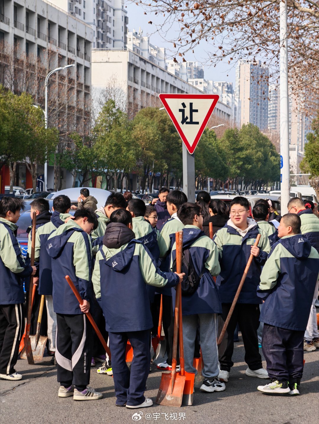 今天周末，又被家委会安排来参加植树节了。起个大早，一堆学生挤在小区后墙根，领苗、