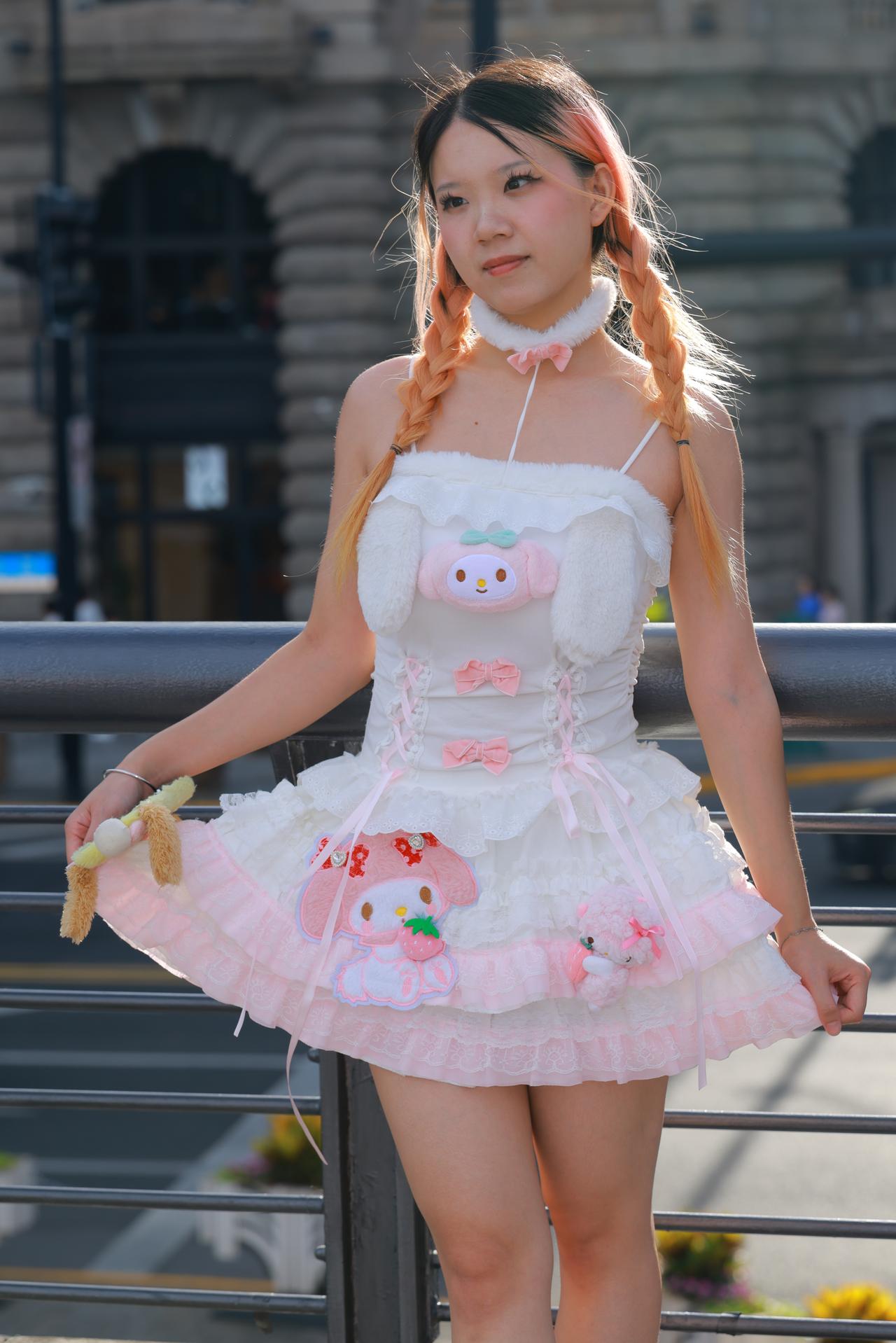 《外滩甜梦》
外滩的阳光为画面镀上一层温柔的光晕，复古石墙前，少女的粉白洛丽塔裙