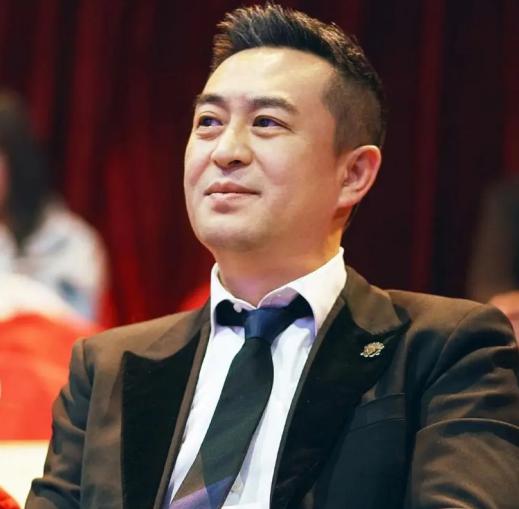张嘉译成名后，拿出7000万给妻子王海燕买了一套别墅和一辆200万的豪车，他的前