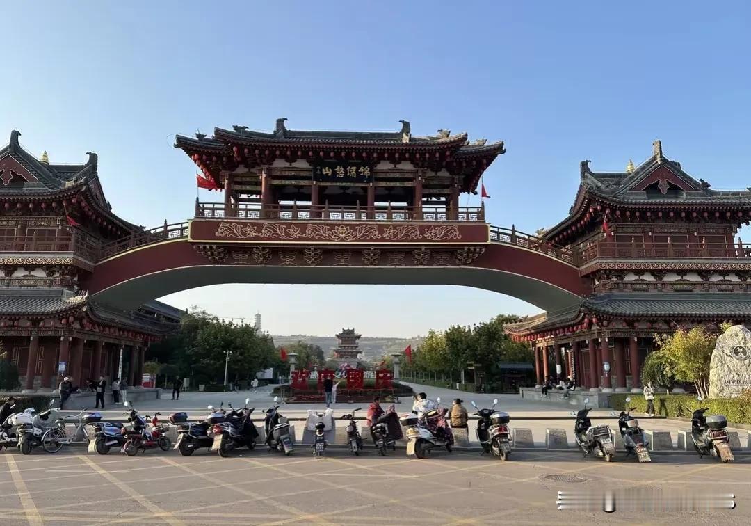 又见憨山（一）。
时隔五年，国庆节长假期间，我再次游历了繁峙县憨山文化旅游区。