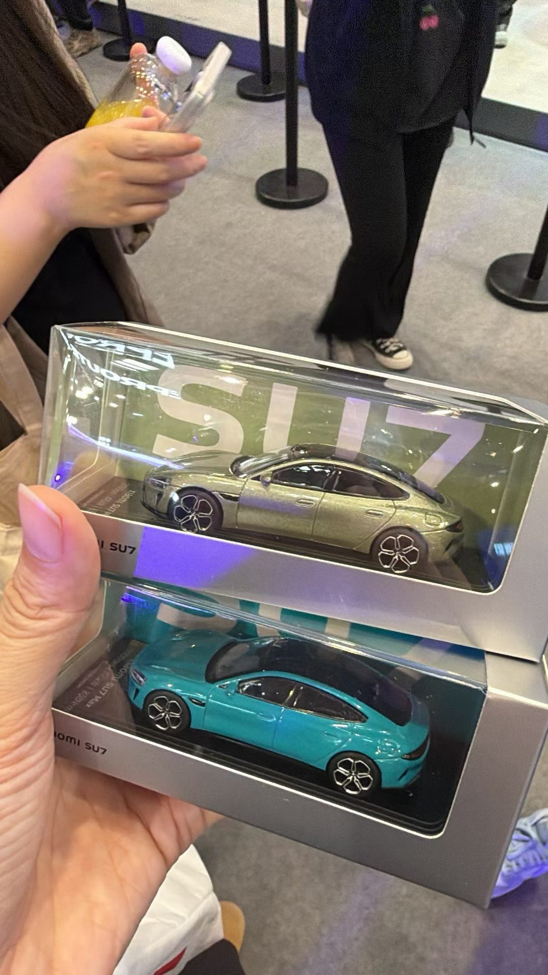 某人得偿所愿的领到了小米SU7车模