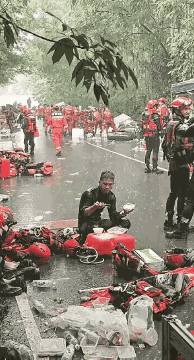 7月9日一位在广西贵港参加救援的消防员在雨中吃盒饭的视频让很多人泪奔，评论区纷纷