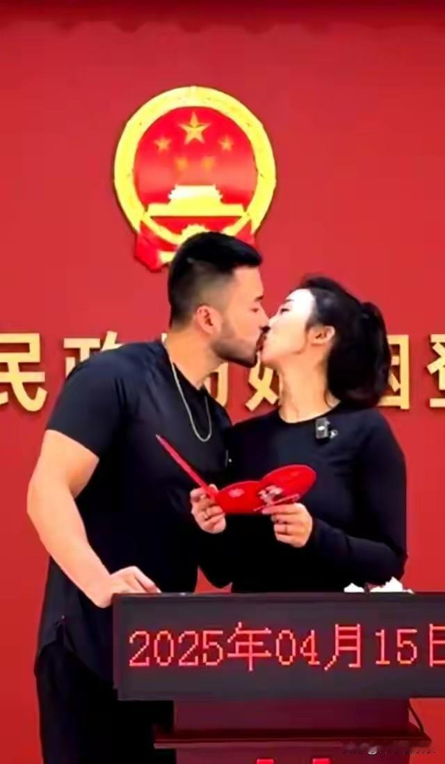 谁能想到，前阵子还在直播间红着眼眶澄清“被误认拍擦边视频”的张曼源，转眼就官宣结