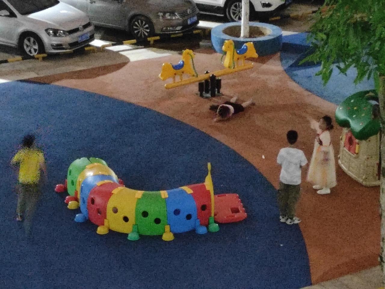 部队大院里的小孩，三四年级这样子，每晚从七点多玩到九点多，吵吵闹闹两个多小时。不