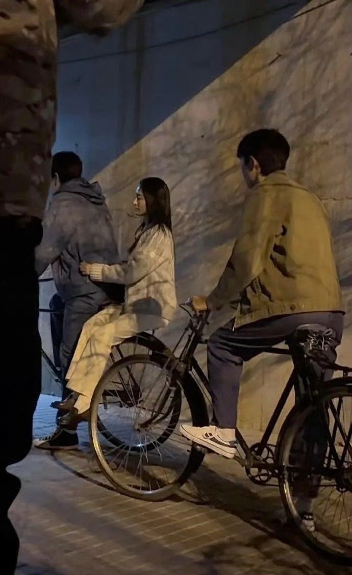 胡歌人间有味人设李沁人间有味人设胡歌、李沁《人间有味》骑车路透来了，有一种岁月静