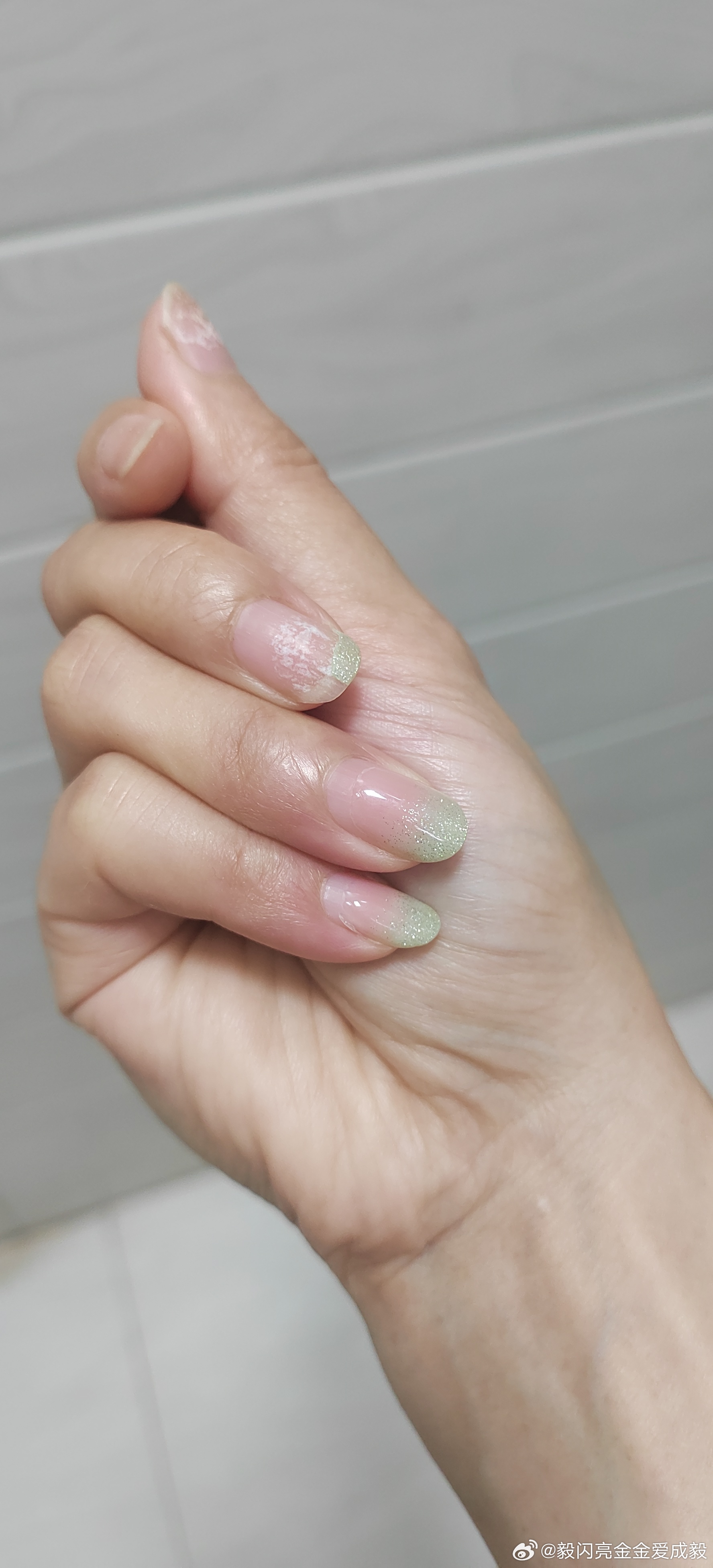 有没人觉得，抠指甲真的巨解压掰开整个指甲都凉快多了，感觉能呼吸了根本停下来～ 
