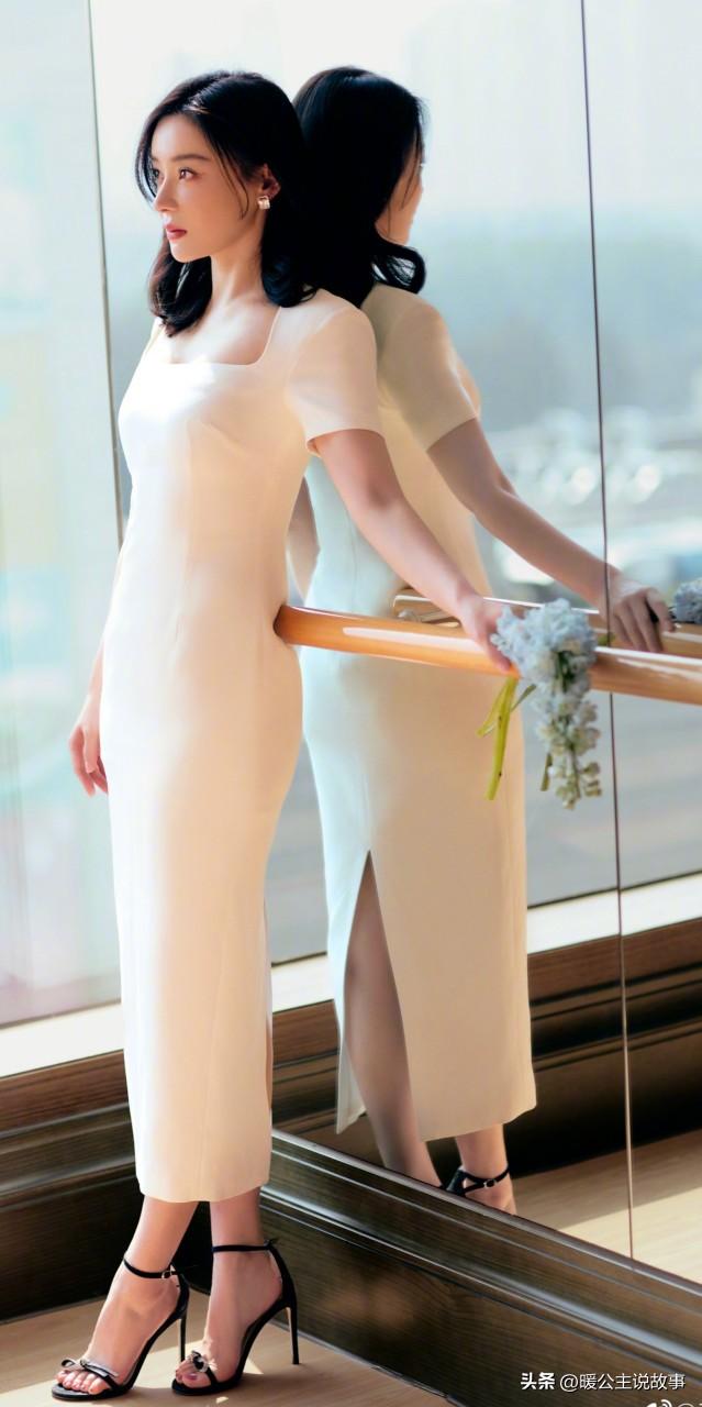 穿白色长裙的袁姗姗