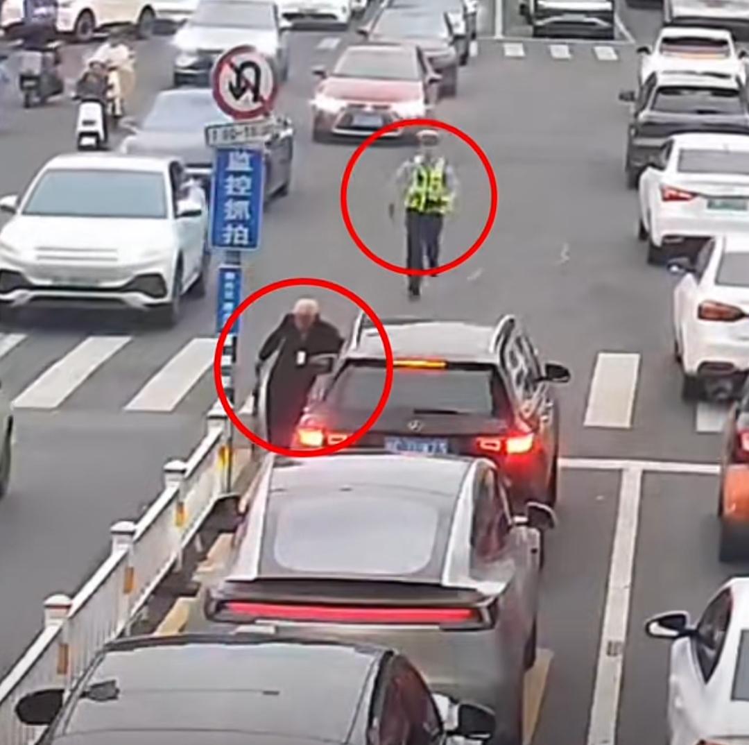温州一处车流密集的路口，上演了暖心一幕。早高峰车水马龙，来往车辆络绎不绝，一位步