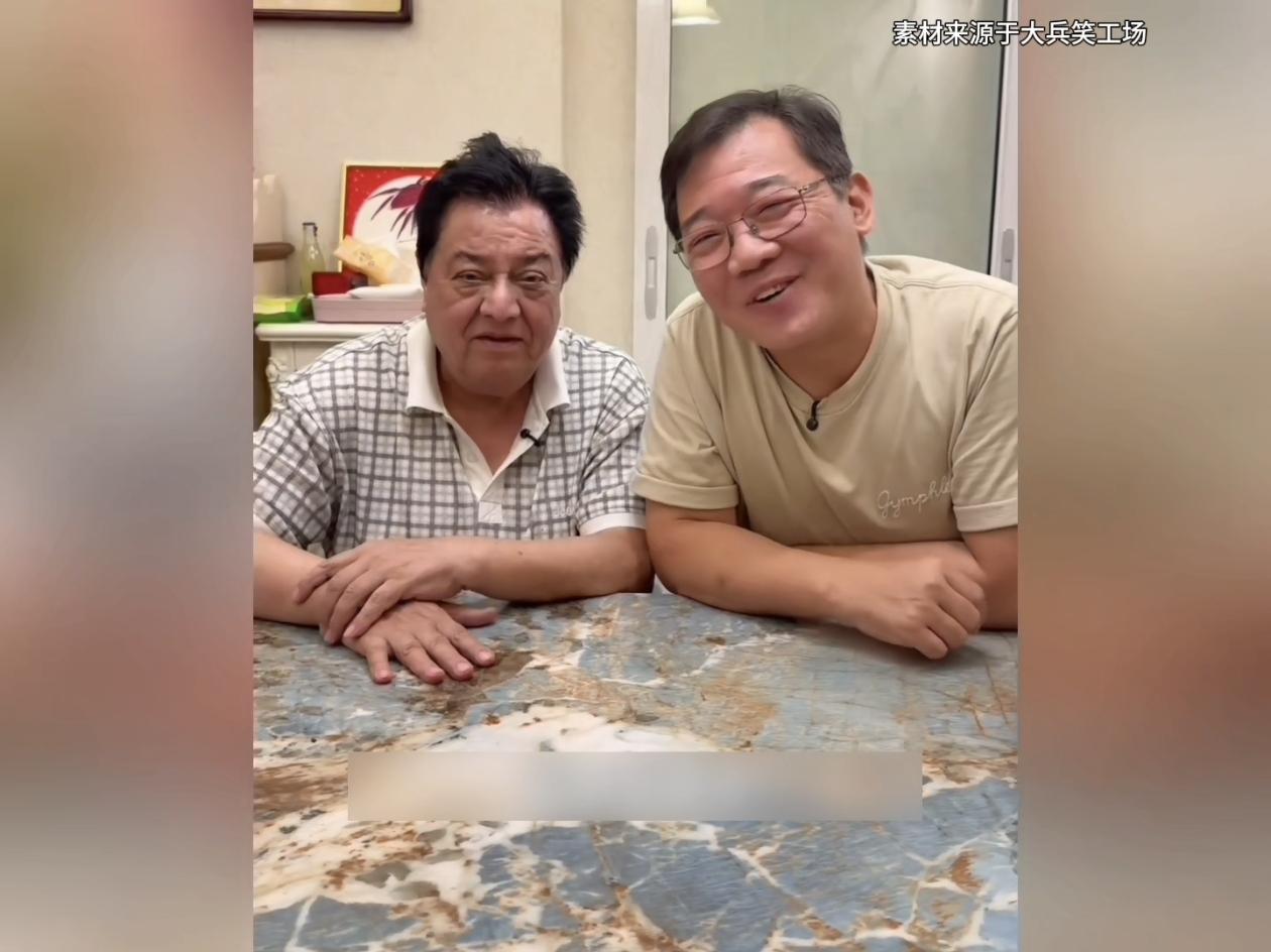 相声演员大兵10月22日发视频，带着女儿登门看望师父李金斗。
已经79岁的李金斗