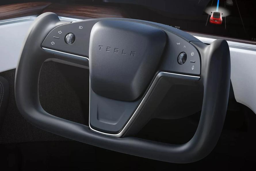 其实除了隐藏式门把手，还有一个反人类的设计，那就是半幅式方向盘。这种方向盘看着很