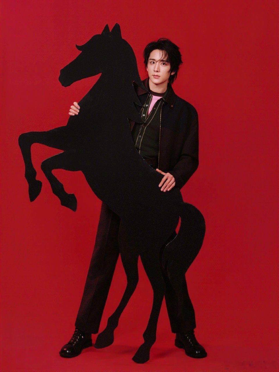 张新成 内娱第一组马年大片 当少年意气撞上骏马剪影，这波马年大片直接封神！黑色夹