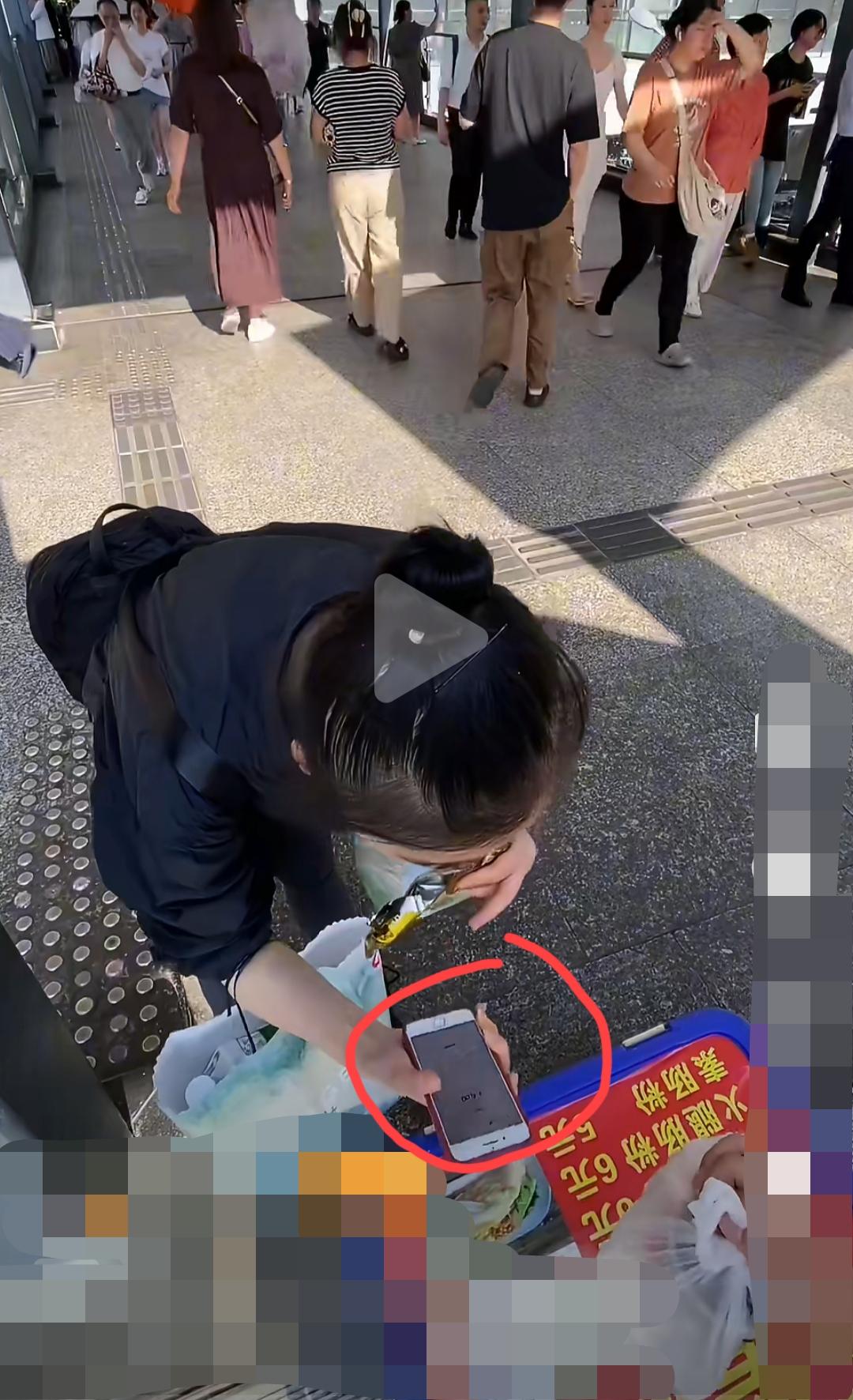 重庆，女子假截图付款被揭穿拒补钱。
一根几块钱的烤肠都要用截图来假支付，真活不起