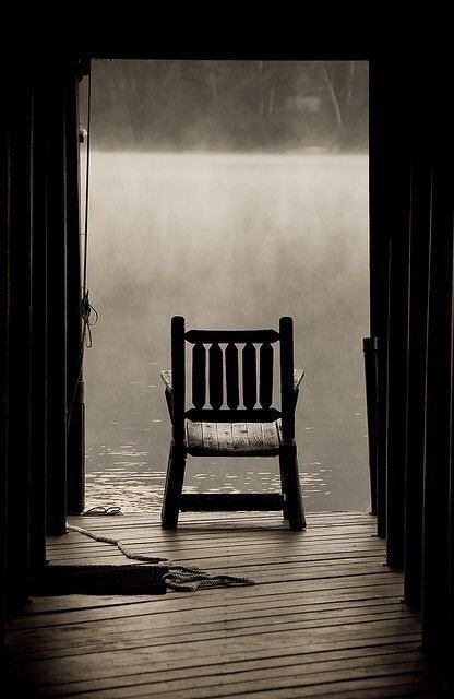炊烟起了，我在门口等你。夕阳下了，我在山边等你。叶子黄了，我在树下等你。细雨来了