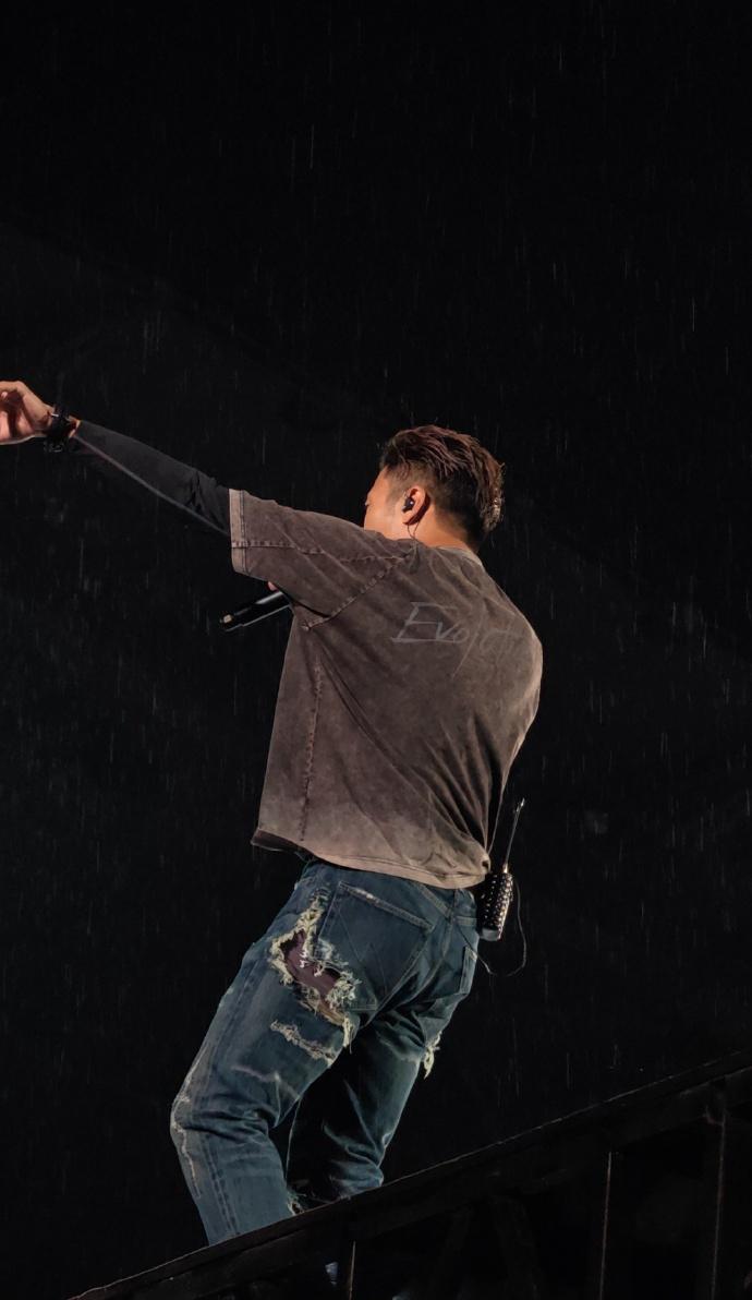 谢霆锋这次在武汉开演唱会，

整得大家都有点不好意思了。

本来唱个《玉蝴蝶》，