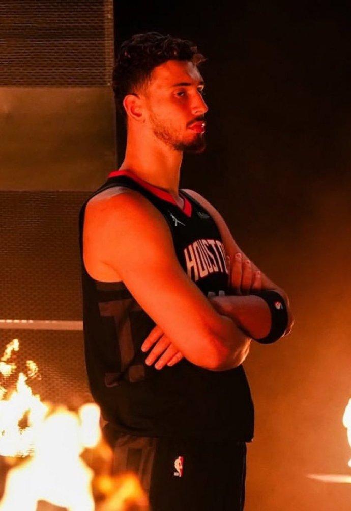 联盟第二中锋？本赛季至今的申京：
——场均出战35.9分钟
——23分9.4篮板