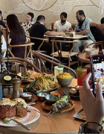 上海滩硬核老板！印度游客耍横遭凡尔赛逐客令
 
印度游客酒吧发酒疯，逼老板“卑微